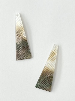 シェルパーツ - トライアングル(クロチョウガイ)【約12×35mm/1個】[メール便可] まとめ買い10%OFF #2135 En:-Shell parts -Black MOP 貝殻