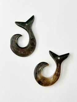 シェルパーツ - フィッシュフック(クロチョウガイ)【約30×35mm/1個】[メール便可] まとめ買い10%OFF #2142 En:-Shell parts -Black MOP 貝殻