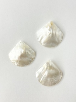 シェルパーツ-ファン(シロチョウガイ)【約30×30mm/1個】[メール便可]まとめ買い10%OFF #2152 En:Shell Beads -White MOP 貝殻