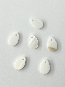 シェルプレートビーズ-ティアドロップカット（淡水真珠貝）【約10×8mm/6枚】[メール便可]まとめ買い10%OFF #249 貝殻