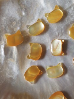 シェルビーズ - 横穴 トラネコ キティ (シロチョウガイ)【約10×8mm/1個】[メール便可]まとめ買い10%OFF  #327 En:Shell Beads -White MOP- 貝殻