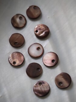 シェルプレートビーズ - ラウンド ブラウン(淡水真珠貝)【約10ｍm】[メール便可] #306 En: Shell accessory,shell, freshwater pearl 貝殻