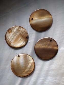 シェルプレートビーズ - ラウンド ブラウン(淡水真珠貝)【約23ｍm】[メール便可] #307 En: Shell accessory,shell, freshwater pearl 貝殻