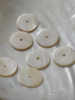 淡水真珠貝 スパンコール【約20mm/1枚】#130[メール便可]まとめ買い10%OFF En: freshwater pearl sequins 貝殻