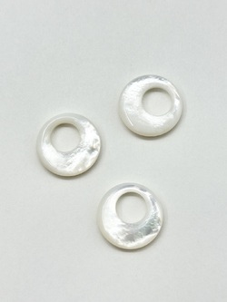 シェルビーズ-ドーナツ(シロチョウガイ)【約20mm/1個】[メール便可] まとめ買い10%OFF #2180 En: Shell Beads -White MOP 貝殻