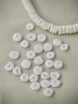 ホワイトクラム#2【約0.55～0.85ｃｍ/1本約40ｃｍ】[メール便可-10袋まで]  En: Shell Beads,wthite clam(Size:0.55-0.85cm, per 1strand-40cm) 貝殻