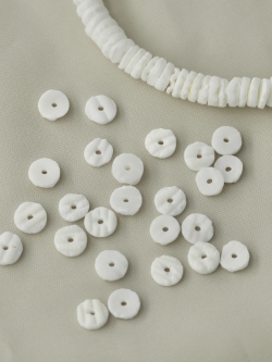 ホワイトクラム#3【約0.6ｃｍ/1本約60ｃｍ】[メール便可-10袋まで]    En: Shell Beads,wthite clam(Size:0.6cm, per 1strand-60cm) 貝殻