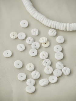 ホワイトクラム#4【約0.7ｃｍ/1本約60ｃｍ】[メール便可-10袋まで]     En: Shell Beads,wthite clam(Size:0.7cm, per 1strand-60cm) 貝殻