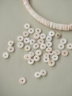 ピンクルファヌス♯7【約0.4～0.5ｃｍ/1本約55ｃｍ】[メール便可-10袋まで]  En: Shell Beads -red lip-(Size:0.4-0.5cm, per 1strand-55cm) 貝殻