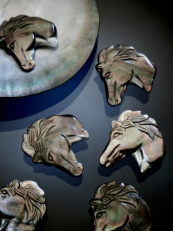 カメオ - 黒馬 (クロチョウガイ)【約33×30mm/1個】[メール便可]まとめ買い10%OFF #1170 En:Shell cameo -Black MOP- 貝殻