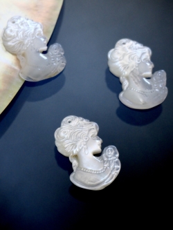 シェルビーズ カメオ -右向きヴィーナス 穴有(シロチョウガイ)【約17×25mm/1個】[メール便可]まとめ買い10%OFF #1172 En:Shell cameo -White MOP 貝殻