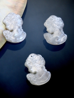 シェルビーズ カメオ -左向きヴィーナス 穴有(シロチョウガイ)【約18×25mm/1個】[メール便可]まとめ買い10%OFF #1171 En:Shell cameo -White MOP 貝殻