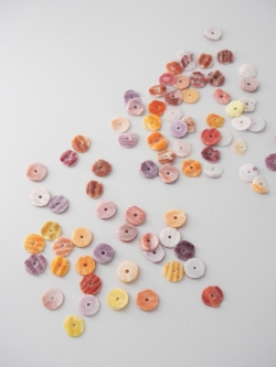 ヒオウギガイ スパンコール【約4～5mm/1本約60枚・約10cm】#269 [メール便可]まとめ買い10%OFF 貝殻