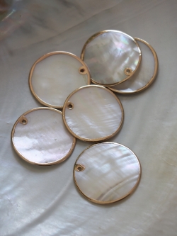 ゴールドエッジ ラウンド -淡水真珠貝【約30mm/1個】[メール便可]まとめ買い10%OFF #316 En:Shell parts -Freshwater pearl MOP 貝殻