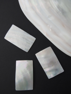 真珠貝プレート -　淡水真珠貝(長方形)【約3.5ｃｍ×5ｃｍ/1枚】[メール便可]  En: Shell Rectangle Cut, Freshwater Pearl (size:3.5*5cm, per 1pc) 貝殻