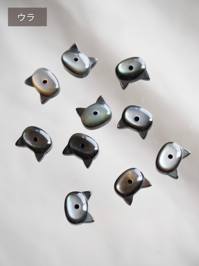 シェルビーズ-片穴クロネコ キティ小(クロチョウガイ)【約6×7mm/1個