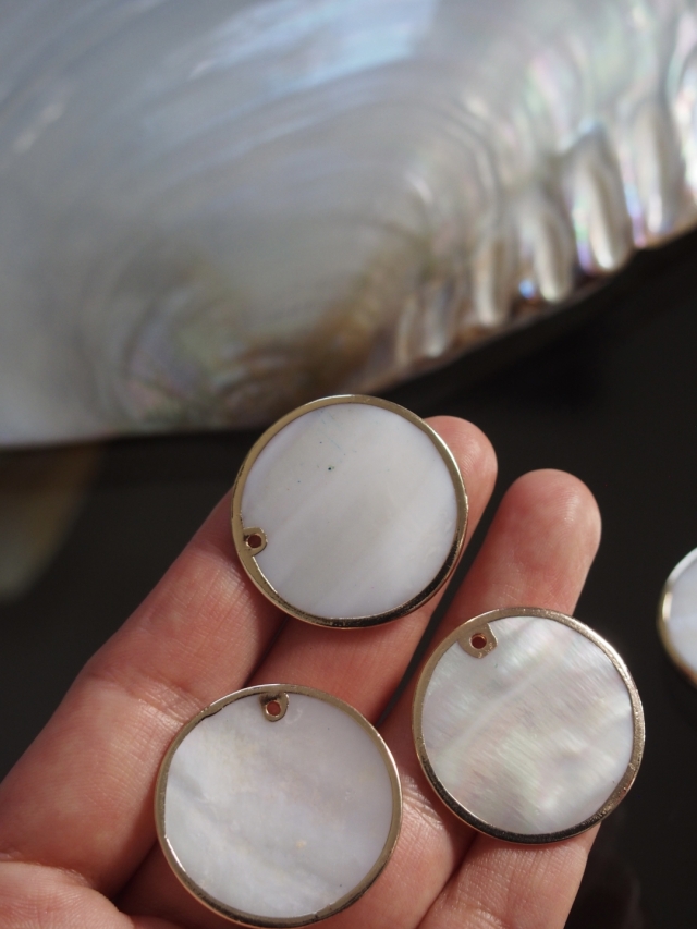 ゴールドエッジ ラウンド -淡水真珠貝【約30mm/1個】[メール便可