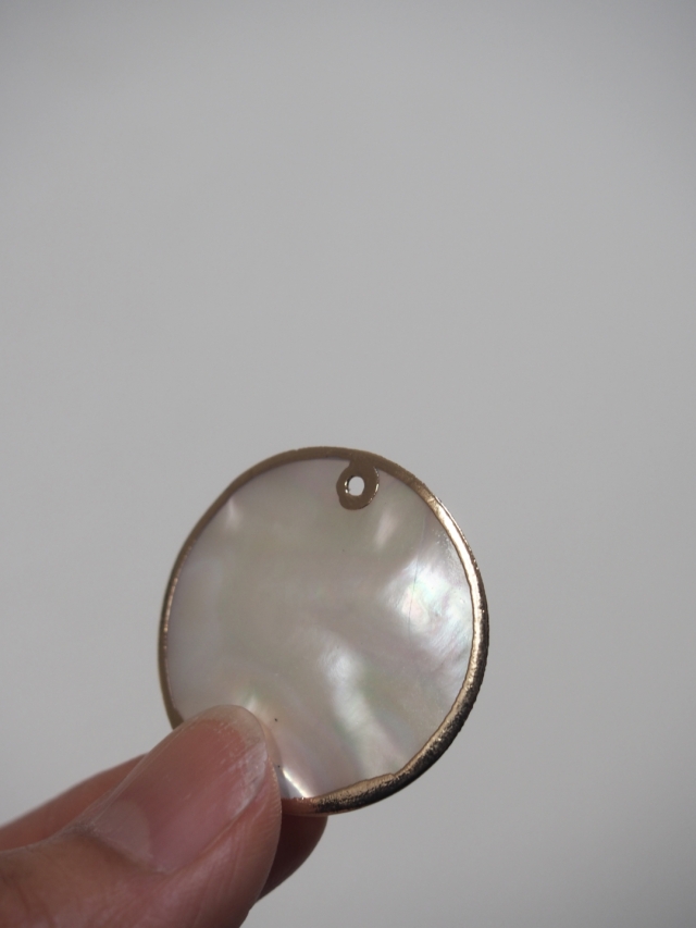 ゴールドエッジ ラウンド -淡水真珠貝【約30mm/1個】[メール便可