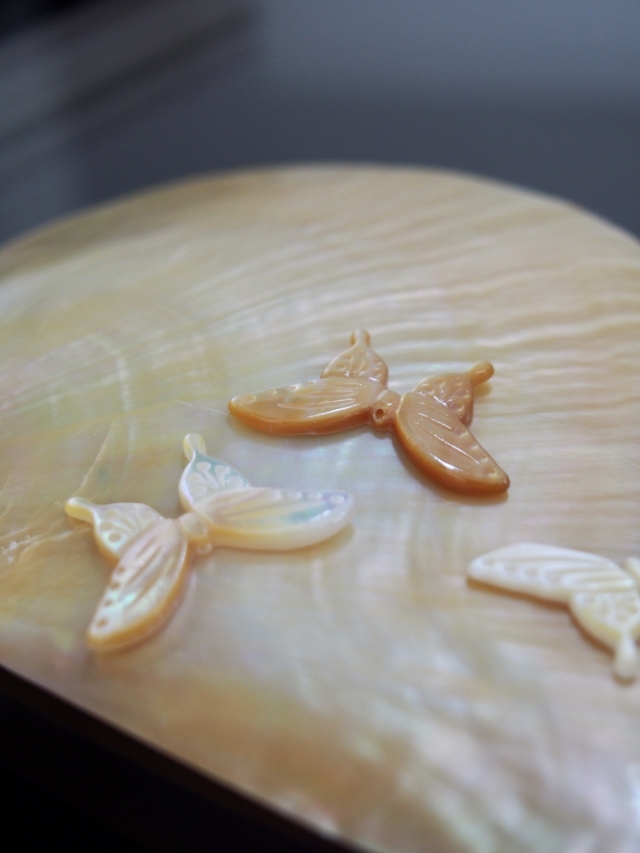 貝殻いろいろ シェルビーズ - バタフライ(シロチョウガイ)【約28×19mm/1個