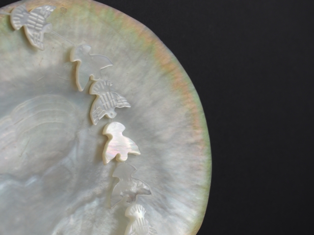 シェルビーズ - ハト(シロチョウガイ)【約12×13mm/1個】[メール便可