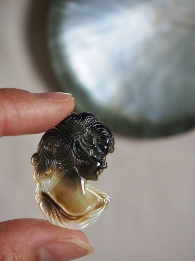 カメオ - ヴィーナス (クロチョウガイ)【約34×25mm/1個】[メール便可