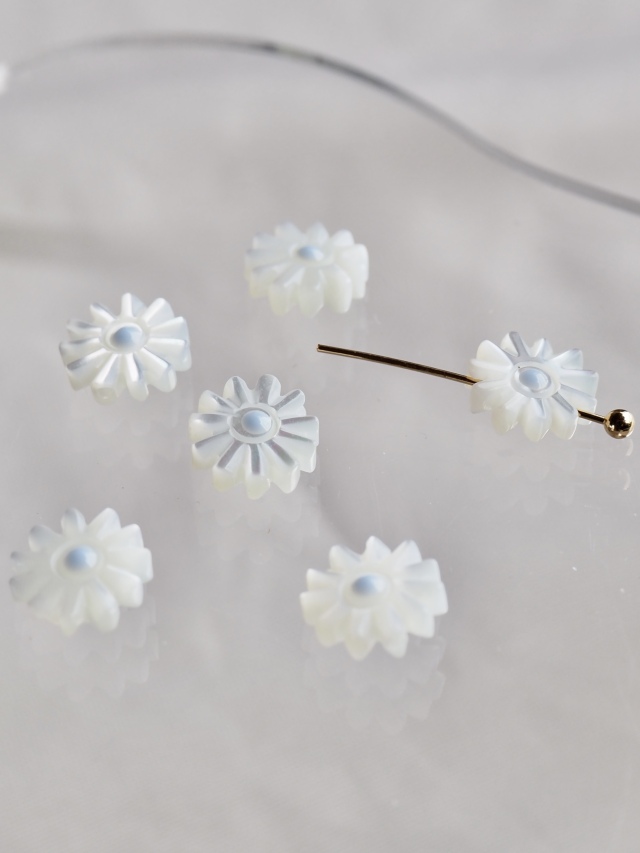 シェルビーズ-マーガレット ブルー 穴有(タカセガイ)【約8mm/1個