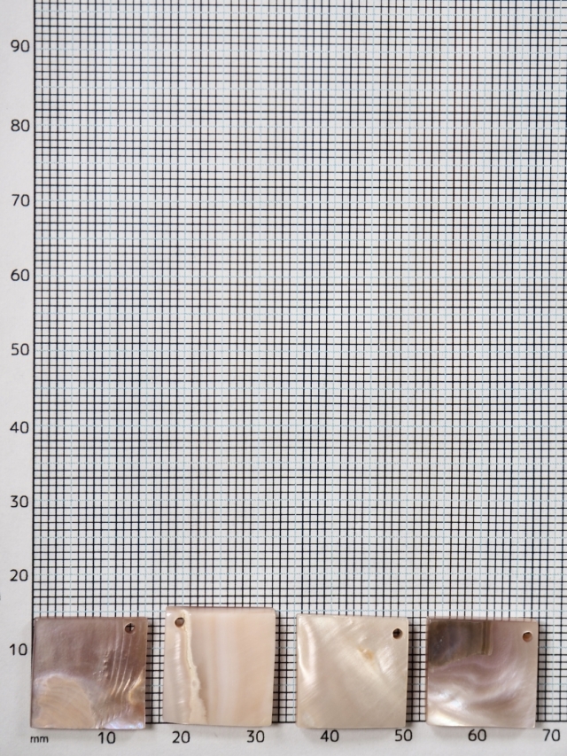 シェルビーズ-プレートスクエア穴有(淡水真珠貝ピンク)【約15mm/1個