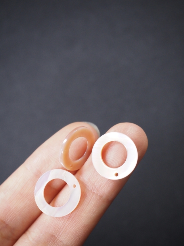 シェルビーズ-サークル通し穴有(淡水真珠貝ピンク)【約15mm/1個