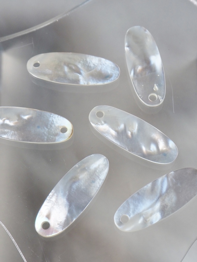 シェルビーズ-プレートオーバル穴有(シロチョウガイ)【約9×23mm/1個