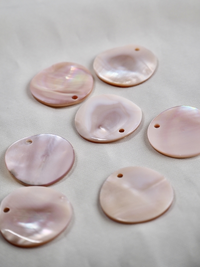 ピンクの貝と淡水パールの携帯ストラップ シェルビーズ-リーフ(淡水真珠貝ピンク)【約10×16mm/1個
