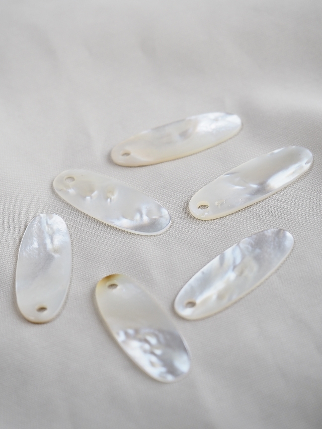 シェルビーズ-プレートオーバル穴有(シロチョウガイ)【約9×23mm/1個