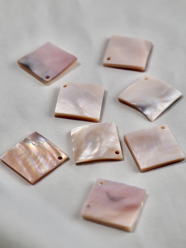 シェルビーズ-プレートスクエア穴有(淡水真珠貝ピンク)【約15mm/1個