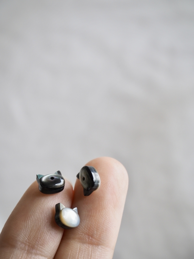 シェルビーズ-片穴クロネコ キティ小(クロチョウガイ)【約6×7mm/1個