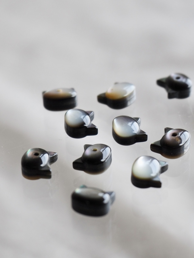 Haviel様　ビースト　産　子株 シェルビーズ-片穴クロネコ キティ小(クロチョウガイ)【約6×7mm/1個