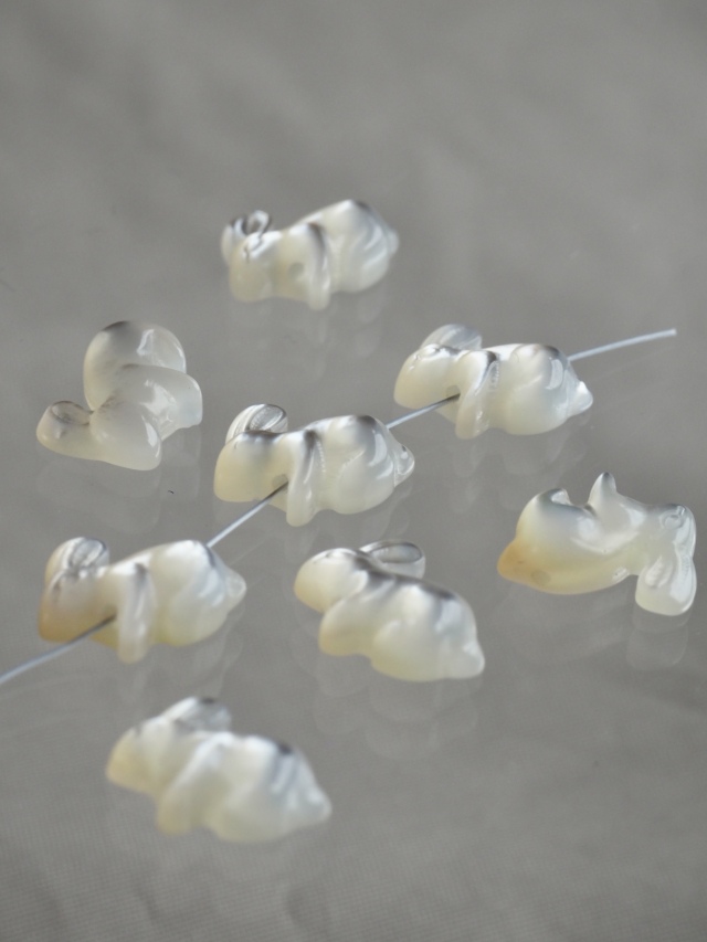 シェルビーズ-ウサギ横顔(シロチョウガイ)【約10×12mm/1個】[メール便