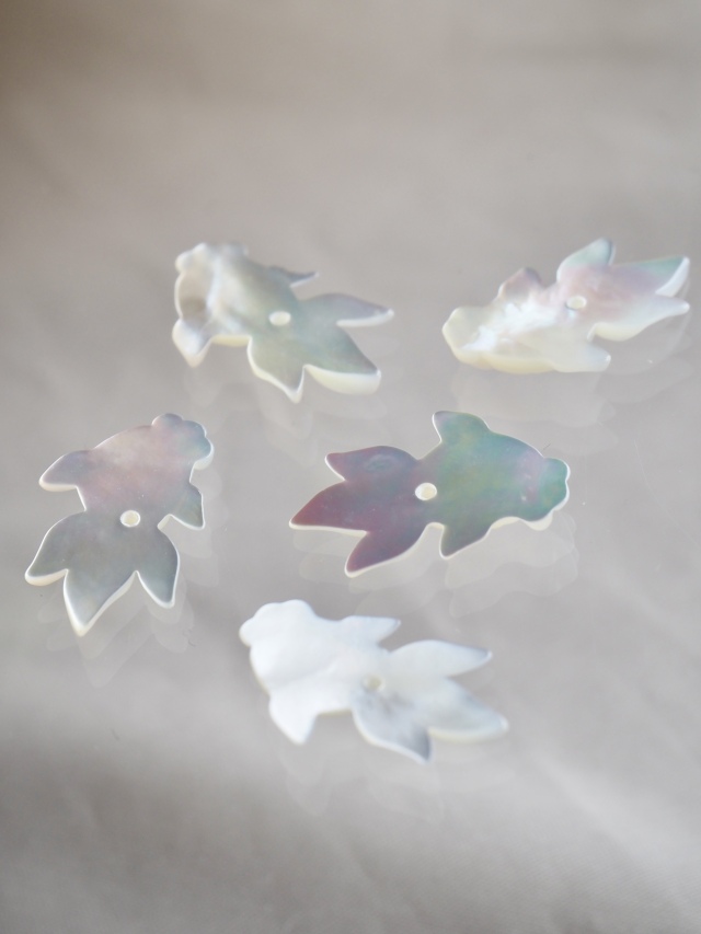 シェルビーズ-金魚 小 穴有(シロチョウガイ)【約14×21mm/1個