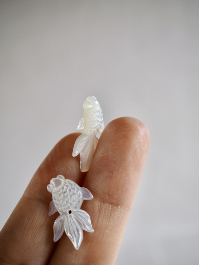 シェルビーズ-金魚 小 穴有(シロチョウガイ)【約14×21mm/1個