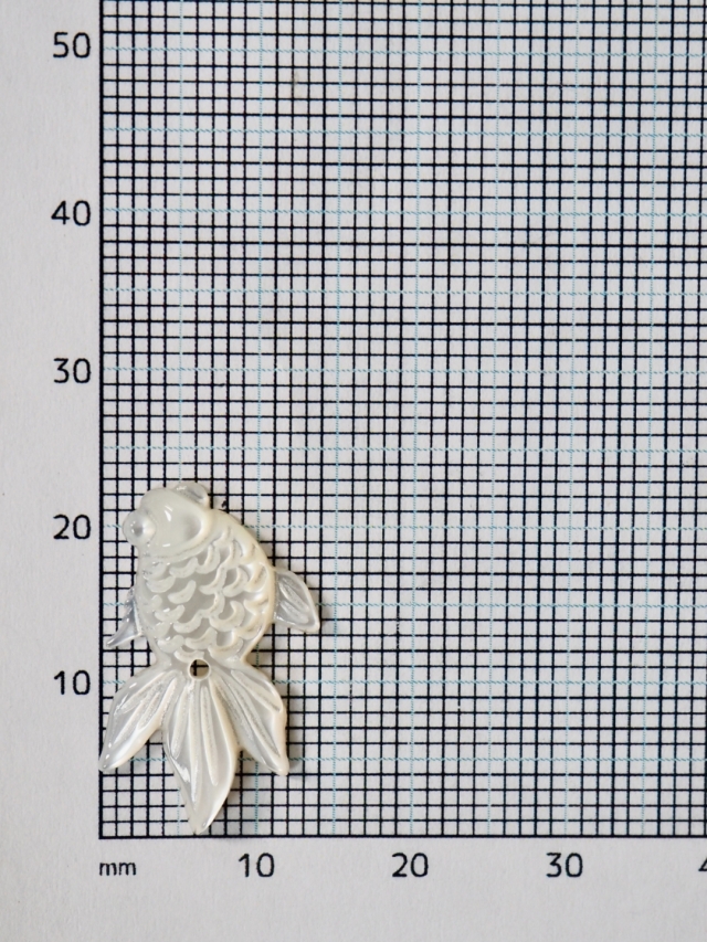 シェルビーズ-金魚 小 穴有(シロチョウガイ)【約14×21mm/1個