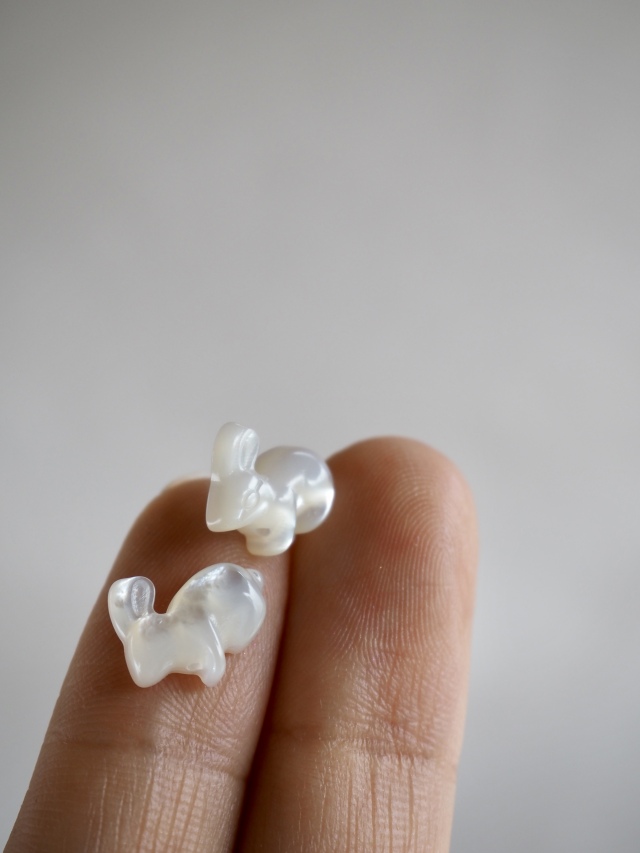 シェルビーズ-ウサギ横顔(シロチョウガイ)【約10×12mm/1個】[メール便