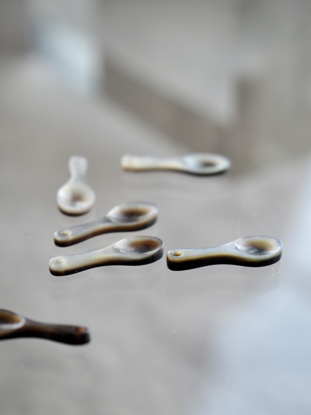 シェルビーズ-スプーン(クロチョウガイ)【約5×15mm/1個】[メール便可