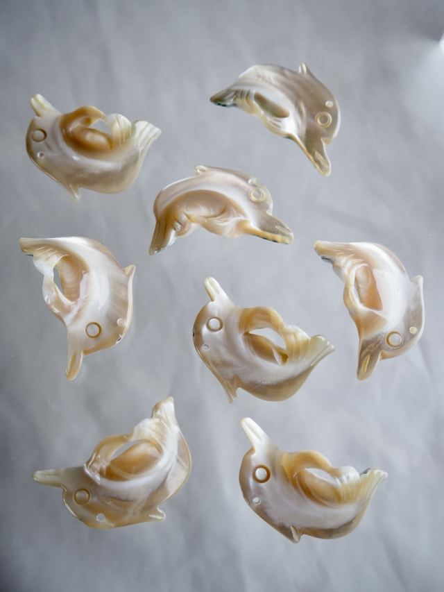 シェルパーツ-イルカ(夜光貝)【約24×31mm/1個】[メール便可]まとめ買い