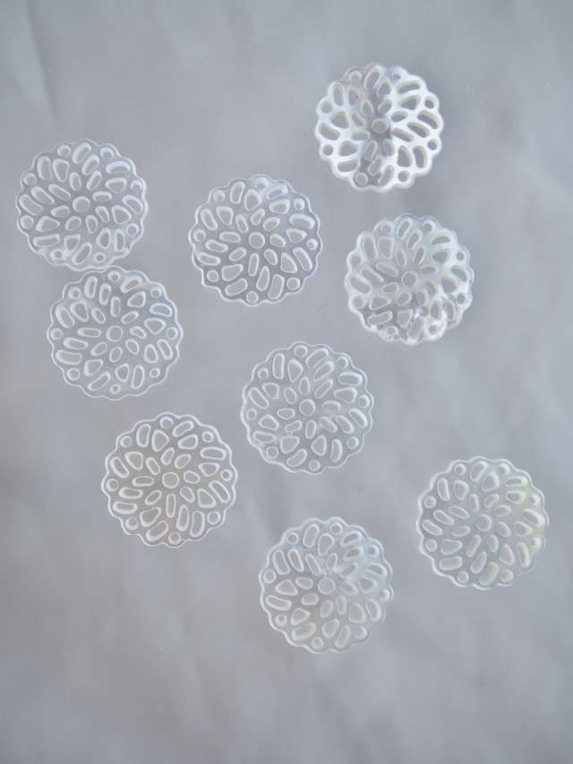 透かしパーツ-ラウンド(シロチョウガイ)【約18mm/1個】[メール便可