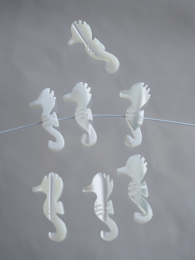 Haviel様　ビースト　産　子株 シェルビーズ-タツノオトシゴ 横穴(タカセガイ)【約8×17mm/1個