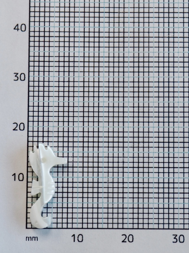 TKASマントルピース シェルビーズ - 横穴アルファベット(タカセガイ)【約8mm/1個】[メール