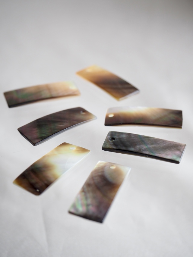 シェルビーズ-プレート短冊(クロチョウガイ)【約10×25mm】1個