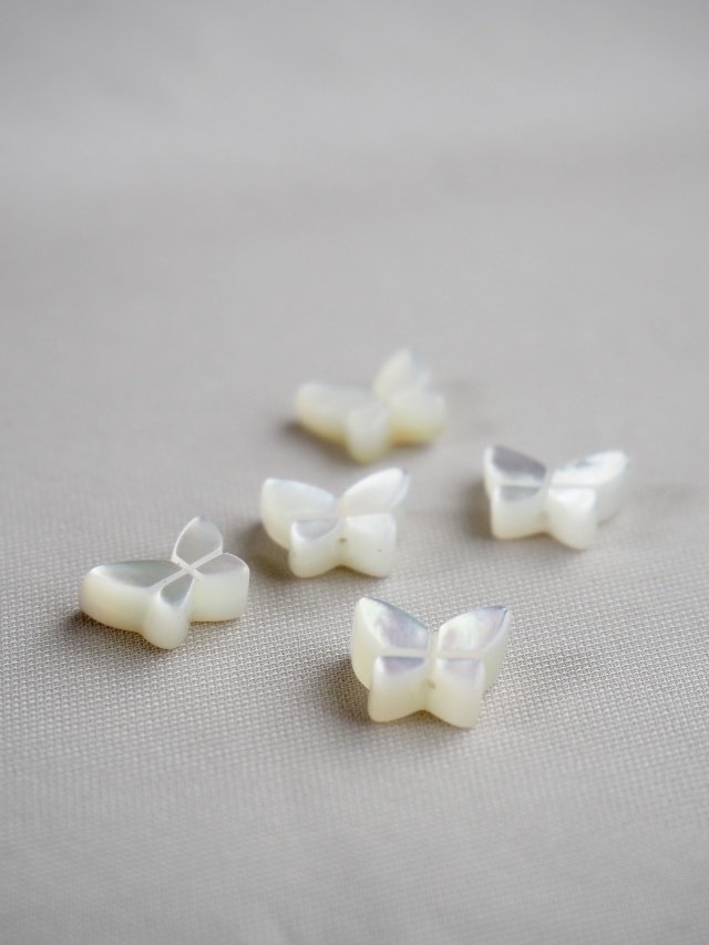 シェルビーズ-バタフライ 縦穴・裏穴(シロチョウガイ)【約6×8mm