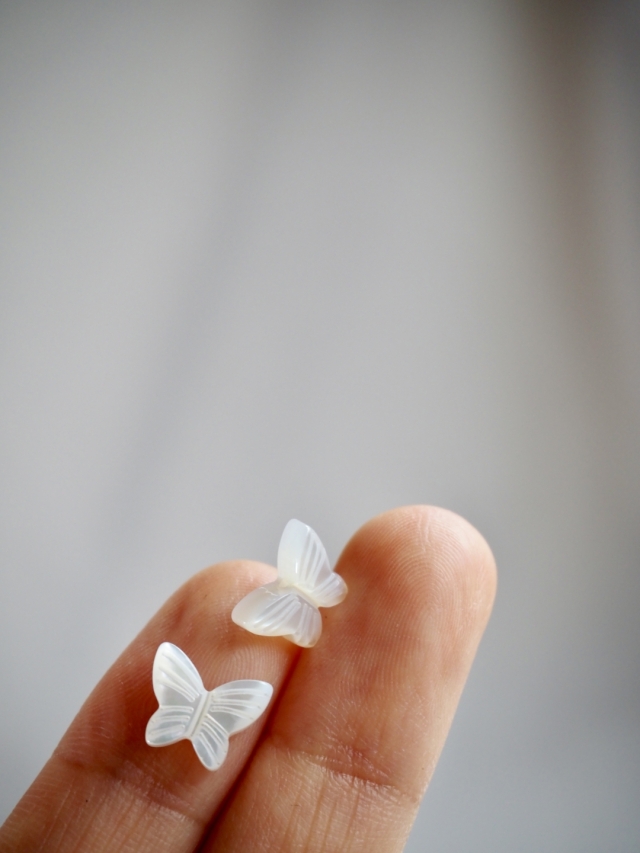 シェルビーズ-バタフライ 小 縦穴(シロチョウガイ)【約8×10mm/1