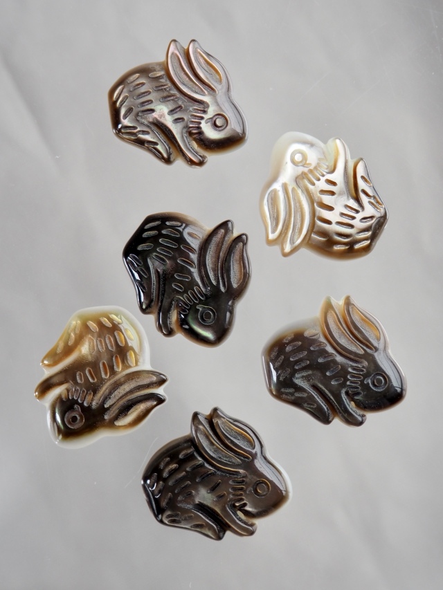 シェルビーズ-ウサギ 縦穴(クロチョウガイ)【約16×19mm/1個】[メール便