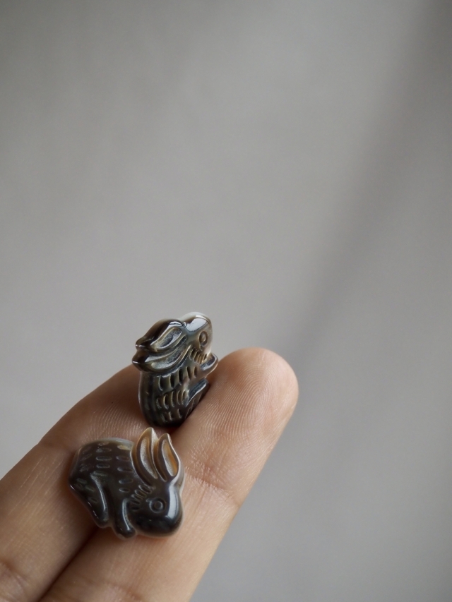 シェルビーズ-ウサギ 縦穴(クロチョウガイ)【約16×19mm/1個】[メール便