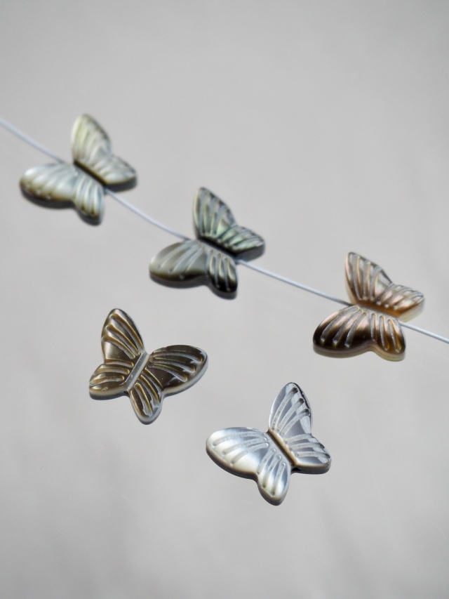 シェルビーズ-バタフライ 小 縦穴(クロチョウガイ)【約8×10mm/1個